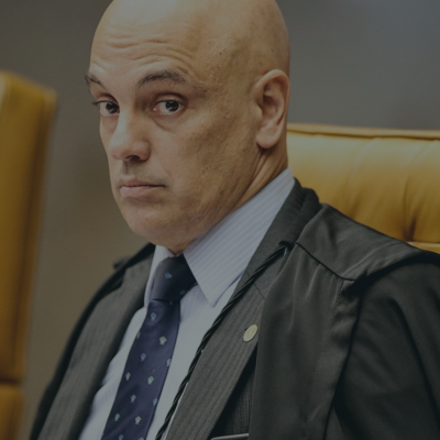 Suspensas altera&ccedil;&otilde;es da Lei de Improbidade Administrativa - No dia 27 de dezembro de 2022, o Ministro Alexandre de Moraes concedeu medida liminar para suspender dispositivos da Lei de Improbidade Administrativa (Lei 8.429) alterados pela Lei 14.230/2021.
A decis&atilde;o, a ser referendada pelo Plen&aacute;rio da Corte, foi tomada nos autos da ADI 7236, ajuizada pela Associa&ccedil;&atilde;o Nacional dos Membros do Minist&eacute;rio P&uacute;blico (Conamp).
Elaboramos um resumo dos trechos suspensos pela decis&atilde;o e que n&atilde;o poder&atilde;o ser aplicados nos processos em andamento:

Infelizmente, vemos como uma decis&atilde;o que traz muita inseguran&ccedil;a jur&iacute;dica para os casos em andamento. H&aacute; casos em que j&aacute; tivemos aplica&ccedil;&atilde;o de alguns dos dispositivos suspensos, mas a decis&atilde;o n&atilde;o explica como esperar agora as decis&otilde;es proferidas com base nas normas ent&atilde;o vigentes.
A principal altera&ccedil;&atilde;o ficou por conta do dispositivo no art. 21, &sect;4&ordm; da Lei 8.429, que previa o encerramento da a&ccedil;&atilde;o de improbidade, quando o r&eacute;u j&aacute; havia sido absolvido em a&ccedil;&atilde;o criminosa sobre os mesmos fatos e imputa&ccedil;&otilde;es.
Com efeito, ser&aacute; necess&aacute;ria uma reorganiza&ccedil;&atilde;o geral por parte dos advogados, promotores e ju&iacute;zes a partir desta decis&atilde;o liminar.
Espero que a decis&atilde;o do Plen&aacute;rio n&atilde;o demore para ser tomada. Precisamos evitar essa grande inseguran&ccedil;a jur&iacute;dica no tratamento de casos de improbidade.
Confira&nbsp; aqui &nbsp;a &iacute;ntegra da decis&atilde;o.

&nbsp;Por Ana Paula Mella Vicari