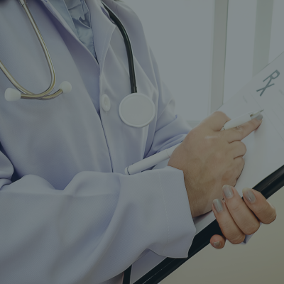 Uni&atilde;o &eacute; condenada a revisar valores da tabela de procedimentos ambulatoriais e hospitalares do SUS - Uma cl&iacute;nica m&eacute;dica, localizada no Estado de Alagoas, apresentou recurso contra a senten&ccedil;a que julgou improcedente o pedido para que a Uni&atilde;o revisasse os valores da tabela de procedimentos ambulatoriais e hospitalares do Sistema &Uacute;nico de Sa&uacute;de (SUS) e pagasse os valores retroativos aos &uacute;ltimos cinco anos, cuja decis&atilde;o da 6&ordf; Turma do Tribunal Regional Federal da 1&ordf; Regi&atilde;o (TRF1) foi dar provimento, por unanimidade.
A Cl&iacute;nica sustentou que os valores da tabela n&atilde;o remuneram satisfatoriamente os conveniados do SUS e acabam ocasionando preju&iacute;zo. A cl&iacute;nica acrescenta que a &uacute;nica revis&atilde;o completa da supracitada tabela ocorreu apenas em 1996, sendo as atualiza&ccedil;&otilde;es e os reajustes dos procedimentos hospitalares apenas parciais, de maneira que nunca atinge um patamar aceit&aacute;vel e suficiente para a efetiva recomposi&ccedil;&atilde;o econ&ocirc;mico-financeira do contrato.
O relator, Desembargador federal Jo&atilde;o Batista Moreira, pontuou que a Constitui&ccedil;&atilde;o Federal definiu a sa&uacute;de como direito de todos e dever do Estado, garantido mediante pol&iacute;ticas sociais e econ&ocirc;micas que visem &agrave; redu&ccedil;&atilde;o do risco de doen&ccedil;a e de outros agravos e ao acesso universal e igualit&aacute;rio a a&ccedil;&otilde;es e servi&ccedil;os para sua promo&ccedil;&atilde;o, prote&ccedil;&atilde;o e recupera&ccedil;&atilde;o.
Assim, complementou o magistrado, caso a alegada defasagem dos valores esteja, de fato, inviabilizando a continuidade na presta&ccedil;&atilde;o dos servi&ccedil;os, resta &agrave; parte autora a op&ccedil;&atilde;o do descredenciamento, j&aacute; que n&atilde;o est&aacute; obrigada a permanecer.
O desembargador ressaltou que a ades&atilde;o ao SUS para a presta&ccedil;&atilde;o de servi&ccedil;os complementares traz uma s&eacute;rie de benef&iacute;cios &agrave;s entidades credenciadas, tais como isen&ccedil;&otilde;es e imunidades tribut&aacute;rias, outras formas de remunera&ccedil;&atilde;o, al&eacute;m dos valores previstos na tabela de procedimentos, como incentivos financeiros, incentivo para qualifica&ccedil;&atilde;o relacionado &agrave; execu&ccedil;&atilde;o de metas de qualidade sem exig&ecirc;ncia de aumento de produ&ccedil;&atilde;o, incentivo para qualifica&ccedil;&atilde;o de leitos, entre outros, fatos decorrentes que imprimem benef&iacute;cios concretos aos conveniados.
Desse modo, a elabora&ccedil;&atilde;o dessa tabela constitui verdadeira pol&iacute;tica p&uacute;blica e leva em considera&ccedil;&atilde;o outros fatores ligados aos servi&ccedil;os p&uacute;blicos de sa&uacute;de, sendo certo que a revis&atilde;o dos valores n&atilde;o poderia alcan&ccedil;ar somente a demandante, mas tamb&eacute;m todas as entidades conveniadas.
O magistrado concluiu seu voto citando jurisprud&ecirc;ncia do pr&oacute;prio TRF1 no sentido de ser flagrante a disparidade entre os valores previstos na Tabela &Uacute;nica Nacional de Equival&ecirc;ncia de Procedimentos (TUNEP), elaborada pela Ag&ecirc;ncia Nacional de Sa&uacute;de Complementar (ANS) para uniformiza&ccedil;&atilde;o dos valores a serem ressarcidos ao SUS, e os constantes da tabela do SUS, impondo-se a uniformiza&ccedil;&atilde;o de tais valores de forma que para um mesmo procedimento m&eacute;dico, no &acirc;mbito do SUS, o pagamento devido &agrave;s unidades hospitalares que o executaram se realize pelo mesmo montante cobrado &agrave;s operadoras de planos privados de assist&ecirc;ncia m&eacute;dica, prestigiando-se, assim, os princ&iacute;pios da razoabilidade, da proporcionalidade, da isonomia de tratamento e da seguran&ccedil;a jur&iacute;dica.
Processo n.&nbsp;1002050-98.2020.4.01.3400
Data de julgamento: 09/05/2022
Data de publica&ccedil;&atilde;o: 11/05/2022
&nbsp;

&nbsp;Tribunal Regional da 1&ordf; Regi&atilde;o