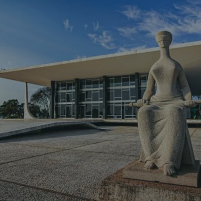 STF julga Tema 1199 sobre retroatividade da Lei de Improbidade Administrativa - Na &uacute;ltima semana, o Supremo Tribunal Federal julgou o TEMA 1199, que tinha por objetivo estabelecer o entendimento da Corte sobre a retroatividade das altera&ccedil;&otilde;es promovidas pela Lei 14.230/2021 &agrave; Lei de Improbidade Administrativa.&nbsp;
E depois de votos extensos e cheios de nuances, chegamos a 4 TESES sobre a aplica&ccedil;&atilde;o das altera&ccedil;&otilde;es da lei de improbidade. S&atilde;o elas:
1) &Eacute; necess&aacute;ria a comprova&ccedil;&atilde;o de responsabilidade subjetiva para a tipifica&ccedil;&atilde;o dos atos de improbidade administrativa, exigindo-se nos artigos 9&ordm;, 10 e 11 da LIA a presen&ccedil;a do elemento subjetivo dolo;
Isso quer dizer que, para casos novos e em andamento, o autor da a&ccedil;&atilde;o dever&aacute; necessariamente indicar o dolo na conduta do agenda. Do contr&aacute;rio, o r&eacute;u n&atilde;o poder&aacute; mais ser condenado por culpa.
2) A norma ben&eacute;fica da Lei 14.230/2021, revoga&ccedil;&atilde;o da modalidade culposa do ato de improbidade administrativa, &eacute; irretroativa, em virtude do artigo 5&ordm;, inciso XXXVI, da Constitui&ccedil;&atilde;o Federal, n&atilde;o tendo incid&ecirc;ncia em rela&ccedil;&atilde;o &agrave; efic&aacute;cia da coisa julgada; nem tampouco durante o processo de execu&ccedil;&atilde;o das penas e seus incidentes;
Essa tese significa que casos com tr&acirc;nsito em julgado, ou seja, j&aacute; encerrados, n&atilde;o sofrer&atilde;o altera&ccedil;&atilde;o por conta das altera&ccedil;&otilde;es na Lei de Improbidade. As condena&ccedil;&otilde;es seguem sendo cumpridas conforme a senten&ccedil;a ou ac&oacute;rd&atilde;o.
3) A nova Lei 14.230/2021 aplica-se aos atos de improbidade administrativa culposos praticados na vig&ecirc;ncia do texto anterior, por&eacute;m sem condena&ccedil;&atilde;o transitada em julgado, em virtude da revoga&ccedil;&atilde;o expressa do tipo culposo, devendo o ju&iacute;zo competente analisar eventual dolo por parte do agente.
Isso quer dizer que, para casos novos e em andamento, o autor da a&ccedil;&atilde;o dever&aacute; necessariamente indicar o dolo na conduta do agenda. Do contr&aacute;rio, o r&eacute;u n&atilde;o poder&aacute; mais ser condenado por culpa.
4) O novo regime prescricional previsto na Lei 14.230/2021 &eacute; irretroativo, aplicando-se os novos marcos temporais a partir da publica&ccedil;&atilde;o da lei.
Quanto aos novos prazos prescricionais, o STF entendeu que s&oacute; valer&atilde;o da data da publica&ccedil;&atilde;o da lei em diante. Isso quer dizer que os novos prazos da prescri&ccedil;&atilde;o geral e da prescri&ccedil;&atilde;o intercorrente passam a contar somente a partir de 26/10/2021.
Vale lembrar que este julgamento n&atilde;o abordou todas as altera&ccedil;&otilde;es, o que quer dizer que novos temas poder&atilde;o ser firmados quanto a outras quest&otilde;es trazidas pela nova lei.
Preparamos um material com a s&iacute;ntese do Voto de cada Ministro.




Por Ana Paula Mella Vicari